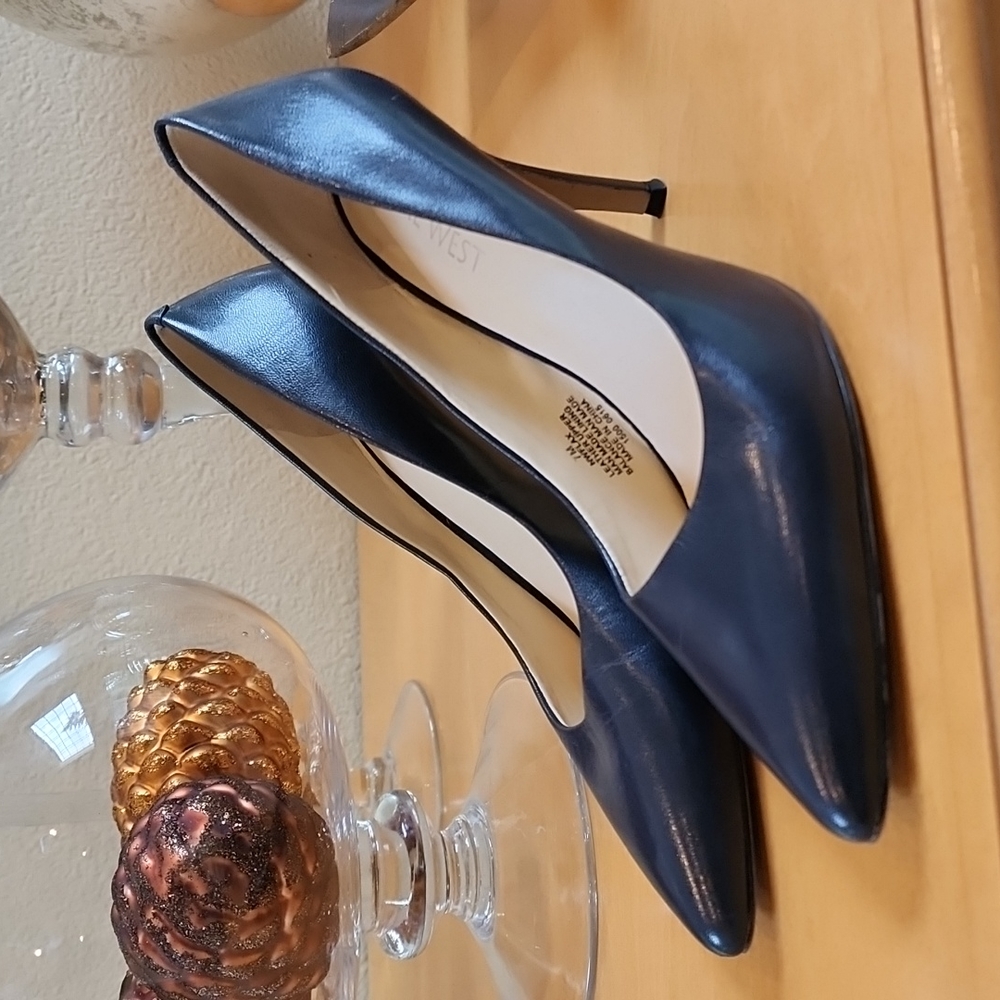 Like New! Nine West Flax Navy Blue Leather Heels size 7